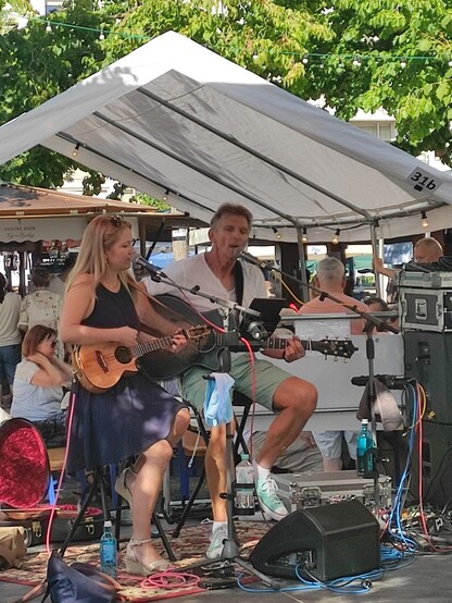 Duo, Mann und Frau, sie Ukulele, er Gitarre. Beide singen. Singer Songwriter, Pop.