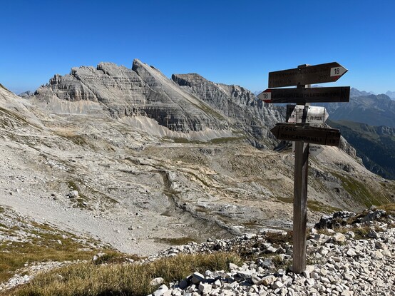 And then finally the view opens up to this huge half basin. A very nice contrast after hiking to the previous enclosed places.
I _think_ that is the Latemar Spitze in the distance in the distance, right to what seems to be the highest peak.