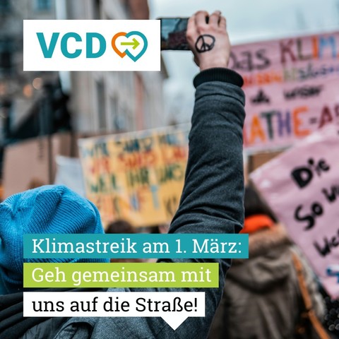 Auf dem Bild sieht man eine Demonstration, links oben das VCD-Logo und im Vordergrund der Text: Klimastreik am 01. März: Geh gemeinsam mit uns auf die Straße!