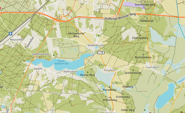 A section of landscape southwest of Berlin showing the mode that highlights trails and tracks. It has a lake, some forest areas, fields and a major highway.