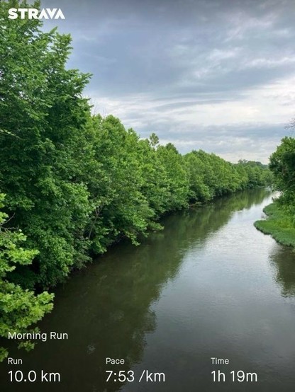 Leafy trees line the banks of the Roanoke River, which looks brownish except for the overcast sky’s reflection on the right hand side. My running stats are along the bottom: 10km in 1:19 for an average pace of 7:53/km