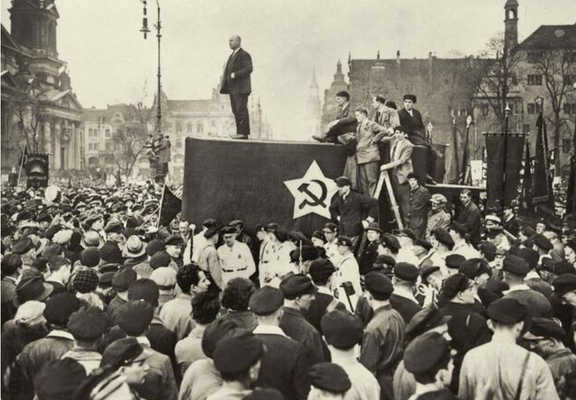 The German Communist Leader Ernst Thalmann Speaks During A Meeting In The Berlin Lustgarten 1 May 1931

https://www.alamy.com/the-german-communist-leader-ernst-thalmann-speaks-during-a-meeting-in-the-berlin-lustgarten-1-may-1931-image397440918.html