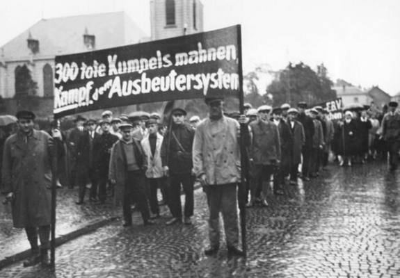297 people died in the mining disaster Alsdorf in October 1930, subsequently supporters of the KPD (German Communist Party) march through the streets of the city. On the banner reads: 