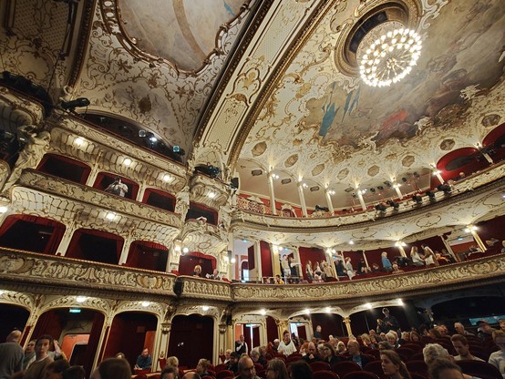 To theatre is very ornate on the inside, with tones of ebony, dark red and gold adorning the balconies beneath a huge vaulted ceiling. 