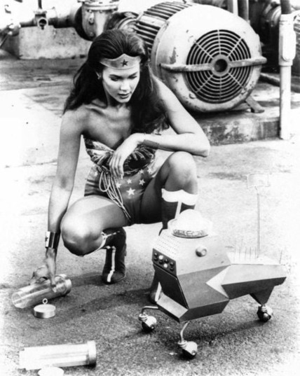 Wonder Woman crouching down next to a robot
