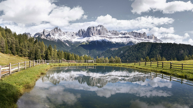 View of the Rosengarten group from the Wuhnleger Weiher pond, Dolomites Italy. 5-shot-pano 
Blick vom Wuhnleger Weiher auf den Rosengarten im Naturpark Schlern-Rosengarten. Pano aus 5 Fotos 