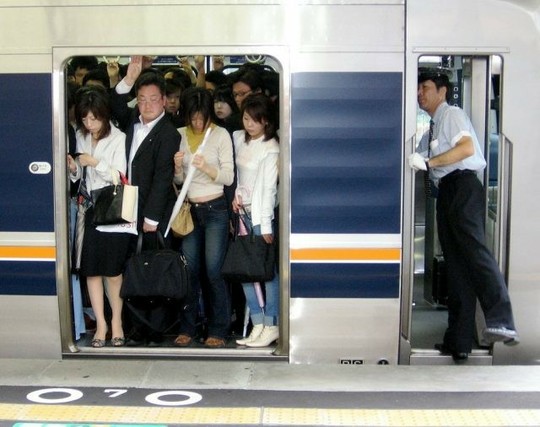 Volle Waggons sind in Japan keine Seltenheit, deswegen fiel der Mann nicht weiter auf