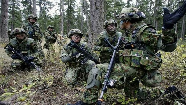 Japans Selbstverteidigungsstreitkräfte haben ein Personalproblem. Nicht nur die Rekrutierung gestaltet sich schwierig, auch immer mehr Soldaten kündigen.
