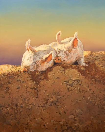 In the portrait-format painting “Auf dem Hügel” (2024, oil on canvas, 120 x 150 cm) by artist Hartmut Kiewert, the two pigs Hein and Pia can be seen lying snuggled up next to each other on a mound of earth and dozing. They are illuminated from the side by sunlight and in the background the sky is bathed in the colors of the rainbow. 