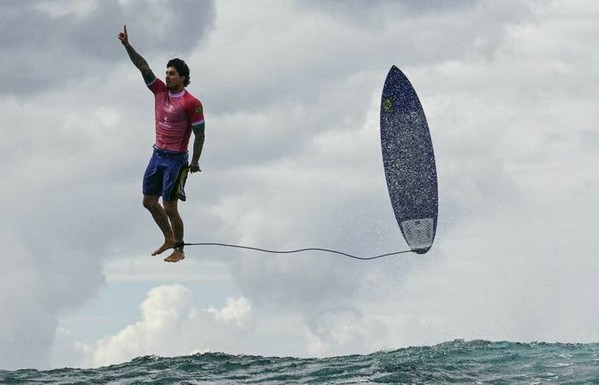 Le surfeur brésilien Gabriel Medina en lévitation lors de l’épreuve olympique de surf à Teahupo'o
Photo Jérôme Brouillet / AFP