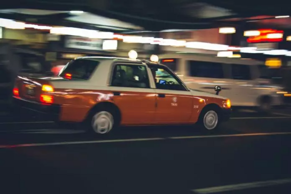 Laut Digitalminister Taro Kono weisen sich einige Taxis in Japan als reserviert aus, um schnell auf Aufträge durch Ridehailing-Apps reagieren zu können.