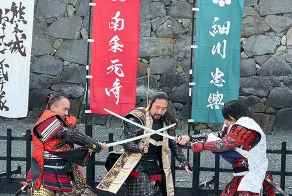 An der Burg Kumamoto kann man die historische Nachstellungen der Omotenashi Bushotai erleben