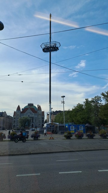 Suppea in hights. Finnish National Theatre in the background.