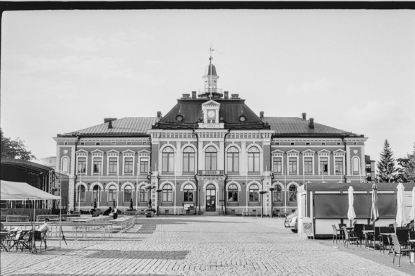 Mustavalkoinen valokuva Kuopion kaupungintalosta