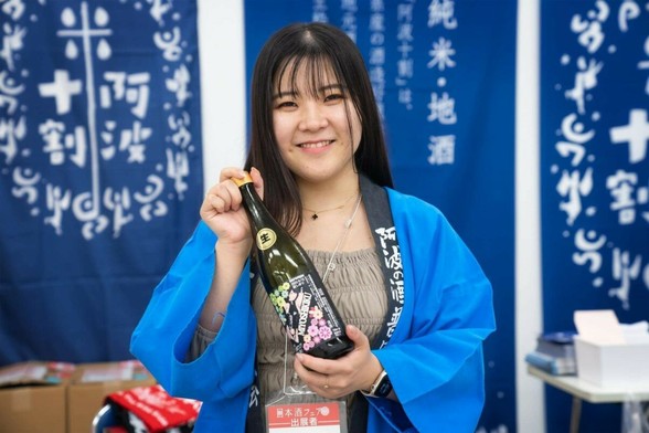 Koharu Mamiya von der japanischen Miyoshikiku Sake Brewery