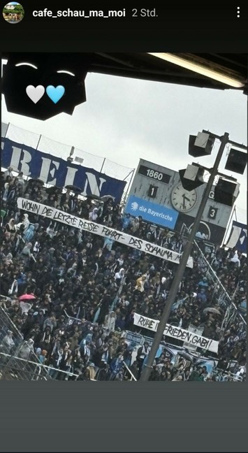 Ein Blick auf den Block im 60er Stadion voller Fans mit Bannern auf denen steht: „wohin die letzte Reise führt, des schau ma moi. Ruhe in Frieden, Gabi!“ 