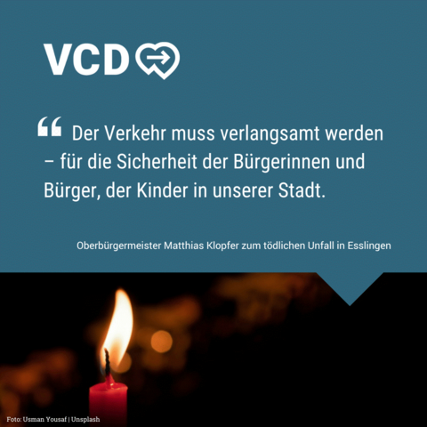 Das Bild zeigt Gedenkkerzen in der Dunkelheit. Darüber steht ein Zitat des Esslinger Oberbürgermeisters Matthias Klopfer: "Der Verkehr muss verlangsamt werden - für die Sicherheit der Bürgerinnen und Bürger, der Kinder in unserer Stadt."