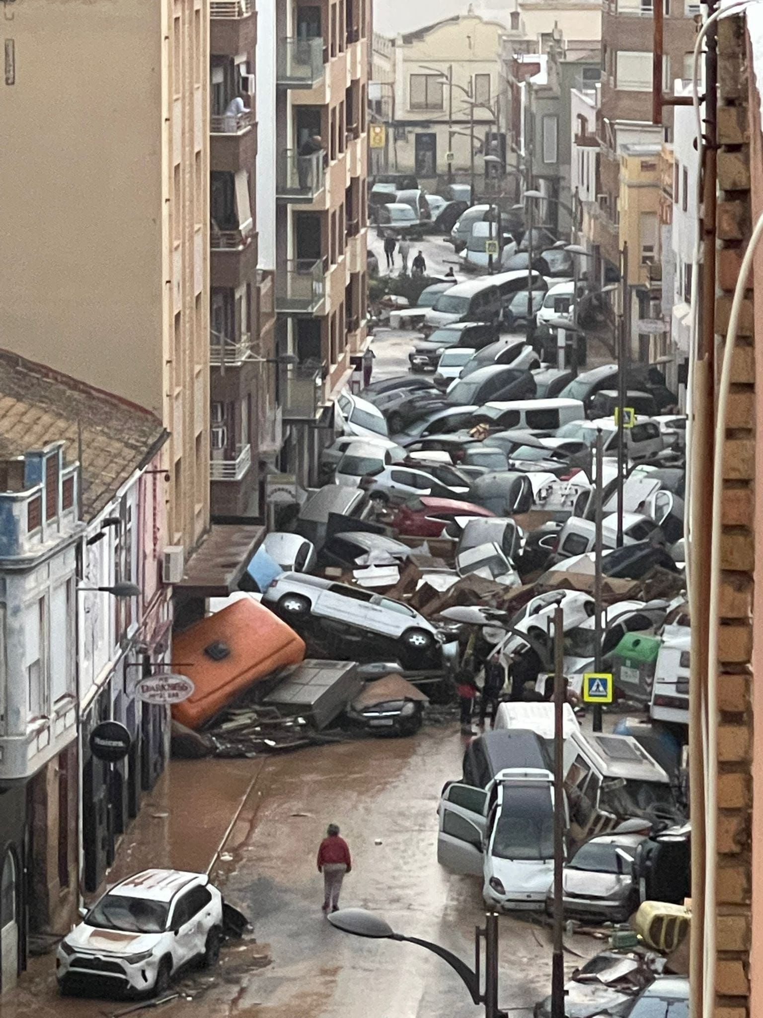 Imagen de una calle de Sedaví con decenas y decenas de coches amontonados tras haber sido arrastrados por el agua.