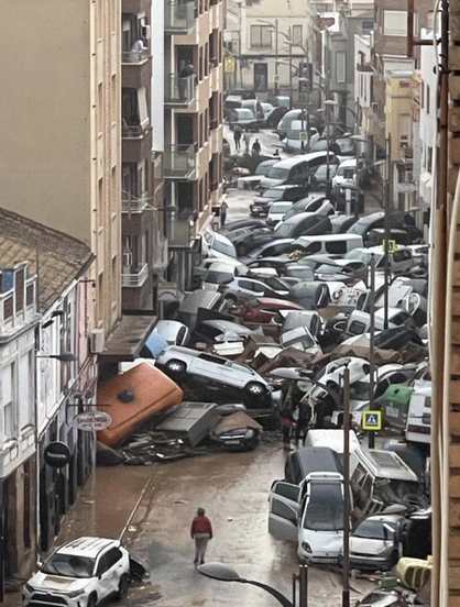 straat vol met een enorme hoop auto's schots en scheef over elkaar heen.
