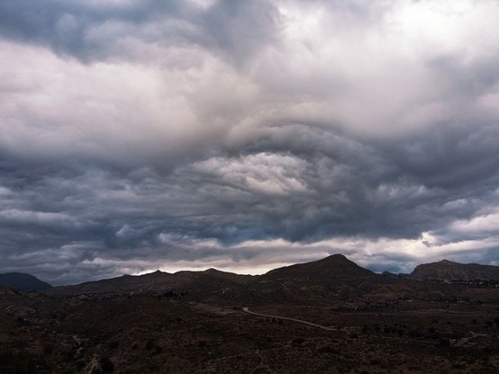 Imagen de unas montañas de Alicante bajo unas nubes bajas bastante densas.