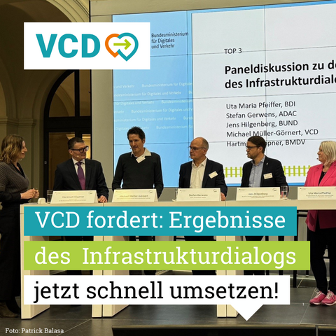 Das Bild zeigt das Podium im Verkehrsministerium mit unserem verkehrspolitischen Sprecher Michael Müller-Görnert. Unten steht: "VCD fordert: Ergebnisse des Infrastrukturdialogs jetzt schnell umsetzen!"