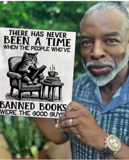 Levar Burton holds a sign that says “There has never been a time when the people who’ve banned books were the good guys.”