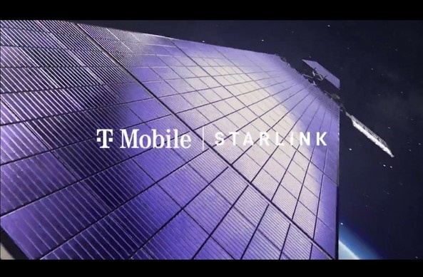Screenshot aus dem Super Bowl-Werbefilm zur Partnerschaft zwischen T-Mobile und Starlink. Im Bild die Nahaufnahme eines Satellitenpaneels im All, darüber eingeblendet die Logos der beiden Firmen. 