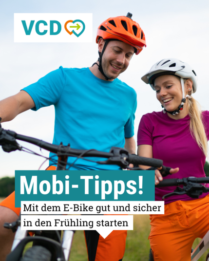 Man sieht ein Pärchen, das mit dem Fahrrad unterwegs ist. Text im Bild: Mobi-Tipps! Mit dem E-Bike gut und sicher in den Frühling starten