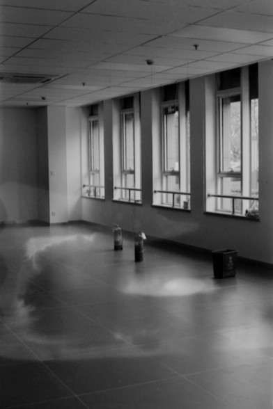 Lucky SHD 400

**English alt text:** The image shows an empty room with a tiled floor and a ceiling with rectangular panels. There are several windows along one wall, allowing natural light to enter the room. On the floor, there are two fire extinguishers and a black trash bin. The room appears to be clean and well-lit.

**Chinese alt text:** 这张图片展示了一个空房间，地板铺有瓷砖，天花板有矩形面板。沿着一面墙有几个窗户，让自然光进入房间。地板上有两个灭火器和一个黑色垃圾桶。房间看起来干净明亮。