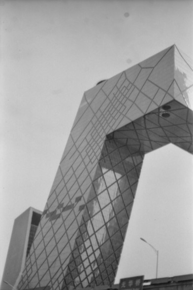 Lucky SHD 400

**English Alt Text:** A modern architectural structure with a unique angular loop design, covered in reflective glass panels arranged in a geometric grid pattern. Another building is visible in the background, along with a streetlight and a sign with Chinese characters.

**Chinese Alt Text:** 一座现代建筑，具有独特的角状环形设计，外墙覆盖着反光玻璃板，形成几何网格图案。背景中可见另一座建筑，以及一盏路灯和一个带有中文字符的标牌。
