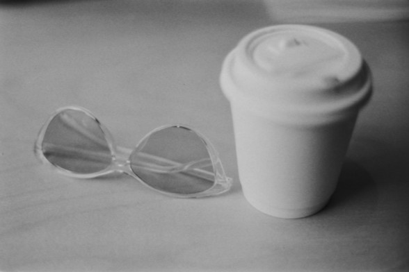 Lucky SHD 400

**English Alt Text:**
"A black and white photograph of a pair of glasses and a white disposable coffee cup with a lid. The glasses are placed to the left of the coffee cup on a flat surface."

**Chinese Alt Text:**
"一张黑白照片，展示了一副眼镜和一个带盖的白色一次性咖啡杯。眼镜放在咖啡杯的左侧，摆放在一个平面上。"