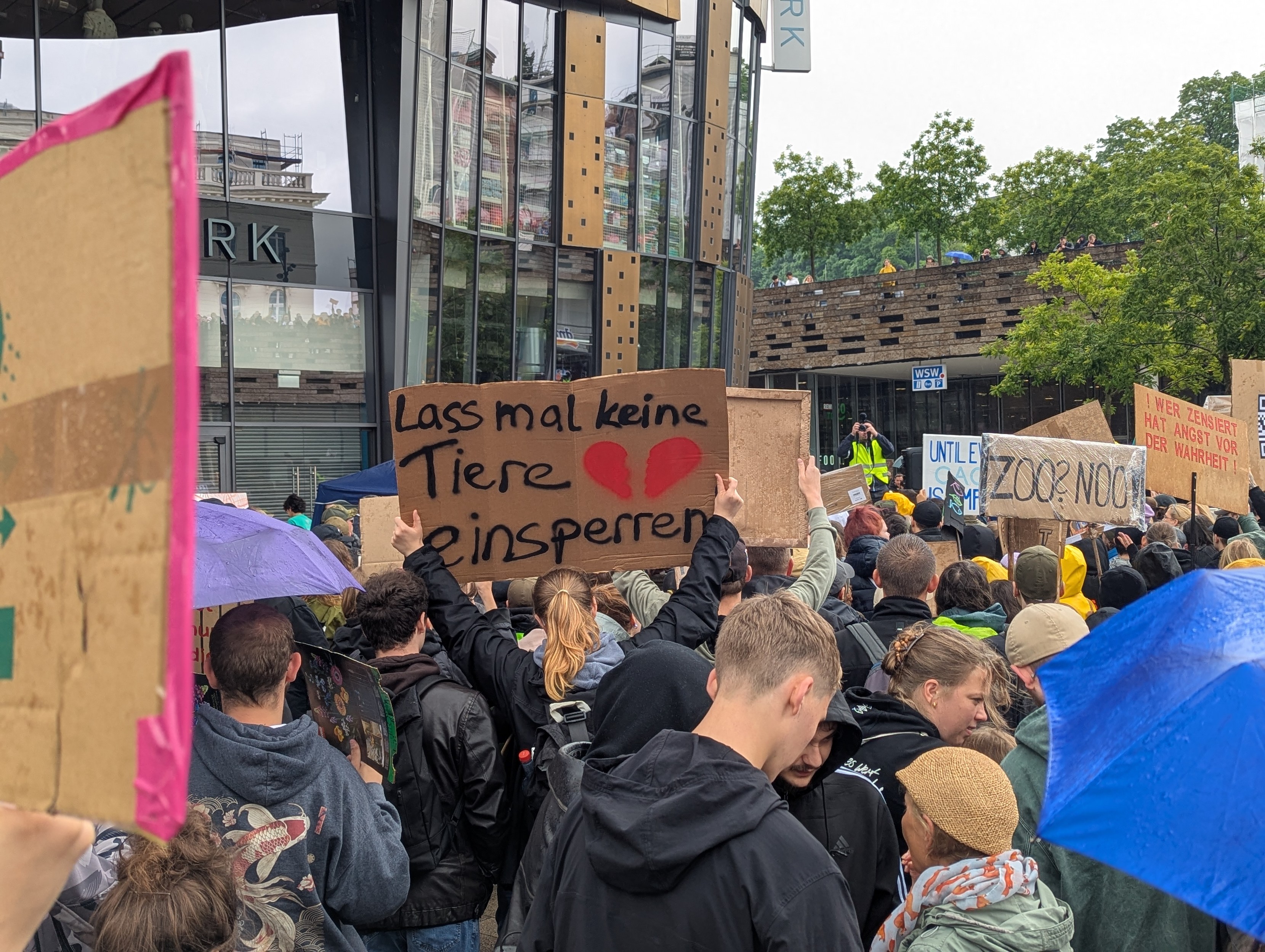Plakat: Lass mal keine Tiere einsperren.