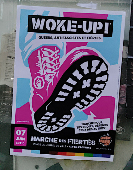 Photo prise dans les rues d'Aix.
Affiche pour la Marche, aux couleurs noir, bleu clair, rose, et blanc, reprenant la chaussure antifa, en rose et noir, déterminée à défiler... et à écraser le fascisme.
Texte :
WOKE-UP !*
Queers, antifascistes et fièr·es
Marche pour tes droits, défends ceux des autres !
7 juin 14h30 - MARCHE des FIERTÉS
Place de l'Hôtel de ville - Aix-en-Provence
#Aix_Vanguard

*Réveillez-vous !"