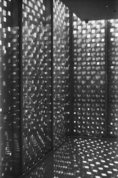 Ilford FP4 E.I. 64

English alt text: A room with walls made of glass panels featuring a pattern of small rectangular openings. Sunlight filters through the openings, casting a grid-like shadow across the floor and walls, creating a dynamic interplay of light and texture.

Chinese alt text: 一个房间，墙壁由玻璃面板构成，并带有小矩形开口的图案。阳光透过这些开口，在地板和墙壁上投射出网格状的阴影，营造出光影交错的动态效果。