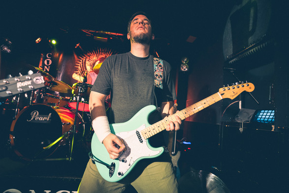 Konzertfoto der Düsseldorfer Punkrock Band Goodbye Grief. Abgebildet sind vier weiße männliche Personen in kurzer Kleidung auf einer Bühne mit Instrumenten. 