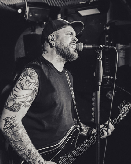 Konzertfoto der Düsseldorfer Punkrock Band Goodbye Grief. Abgebildet sind vier weiße männliche Personen in kurzer Kleidung auf einer Bühne mit Instrumenten. 