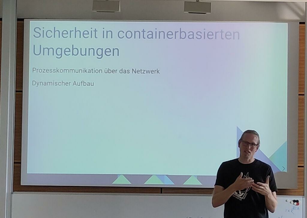 @lubeka hält einen Vortrag über Container Security