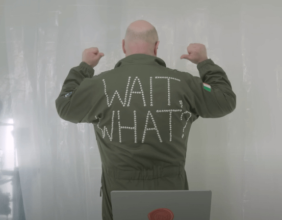 Who has two thumbs. Wait what written into the fabric of Darra.