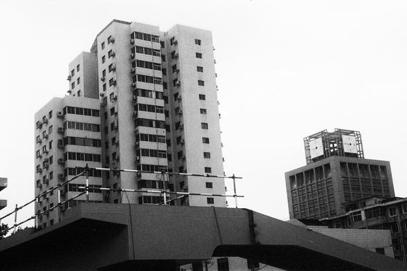 Lucky Lucky SHD 400 (FF)

English Alt Text:
A black-and-white urban photo captures a modern high-rise apartment building with balconies and clean lines. Behind it stands a more industrial-looking structure with a grid-like facade and exposed upper section. In the foreground, a pedestrian bridge or overpass with metal railings crosses the scene. The architectural contrast and geometric shapes give the image a stark, modern aesthetic.

中文替代文本：
这是一张黑白城市照片，画面中是一栋现代高层公寓楼，带有阳台和简洁的线条。其后是一座工业风格的建筑，外墙呈网…