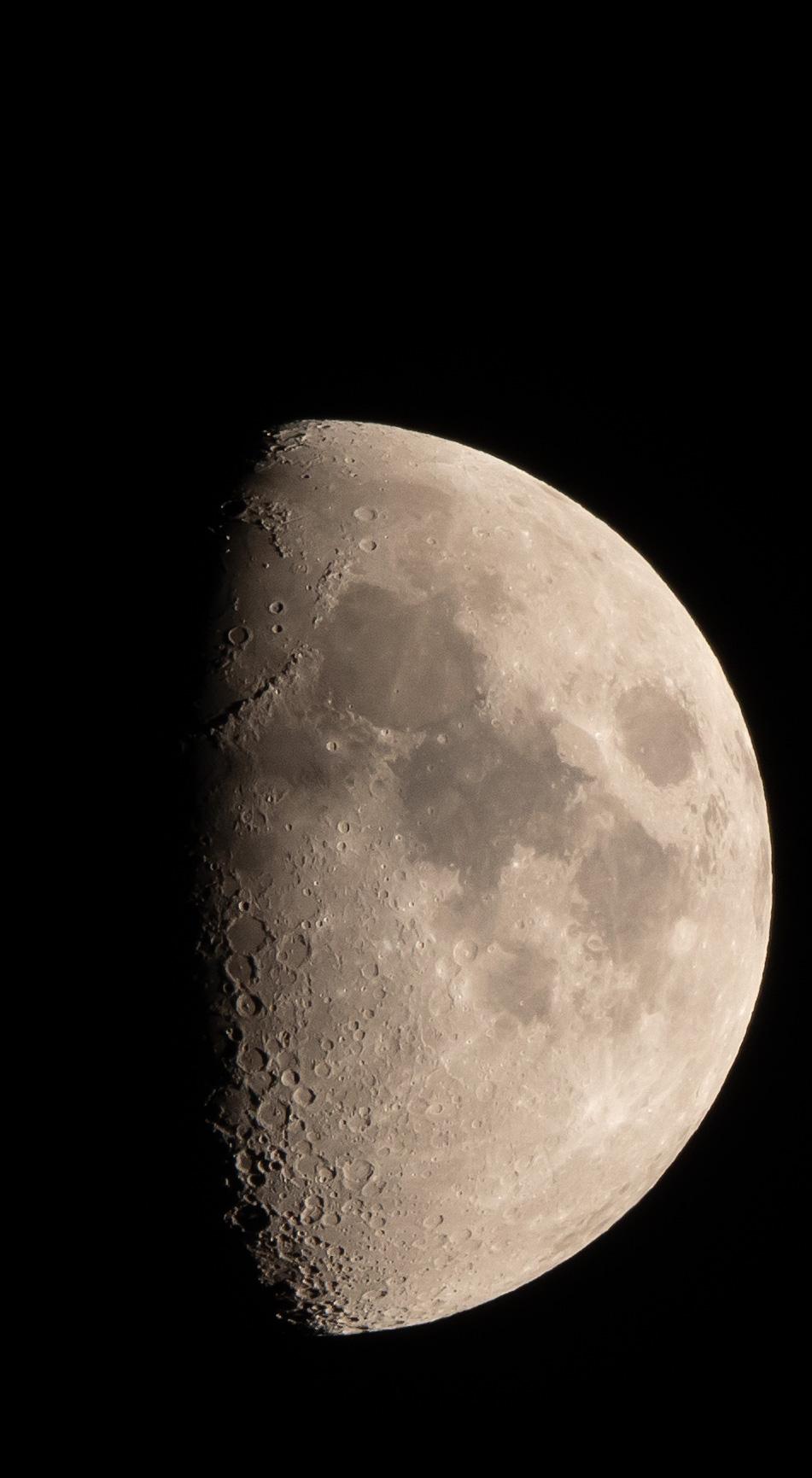 1st quarter moon, fully zoomed in, 100% crop. The craters are tack-sharp. 1st quarter moon, fully zoomed in, 100% crop. The craters are tack-sharp.