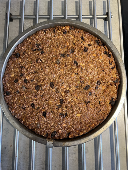 Bakvorm met haverkoek, net uit de oven