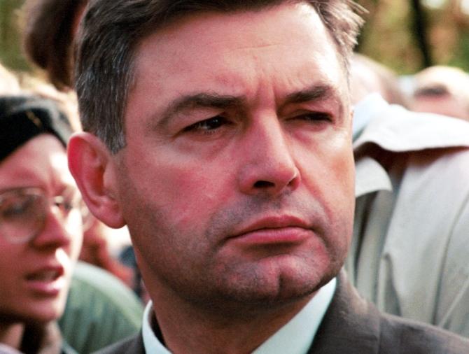 Marian Krzaklewski sprzed lat. Patrzący w dal, intensywnie.