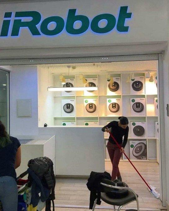 Meme de una tienda de roombas donde se ve una mujer joven limpiando el suelo.