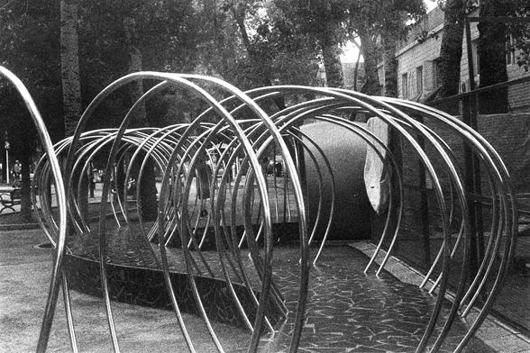 ORWO P400 (FF)

English Alt Text: An outdoor art installation featuring curved metal rods forming a tunnel-like structure. The rods are arranged in a rhythmic, undulating pattern. The ground is paved with irregular tiles, adding texture. Trees and buildings are visible in the background, suggesting a park or plaza setting. The structure invites pedestrian interaction and showcases modern urban design.

中文替代文字：
一个户外艺术装置，由弯曲的金属杆构成隧道状结构。金属杆排列有节奏感，形成波浪般的视觉效果。地面铺有不规则的瓷砖，增添质感。背景中可见树木和建筑，表明此处位于公园或广场。此…