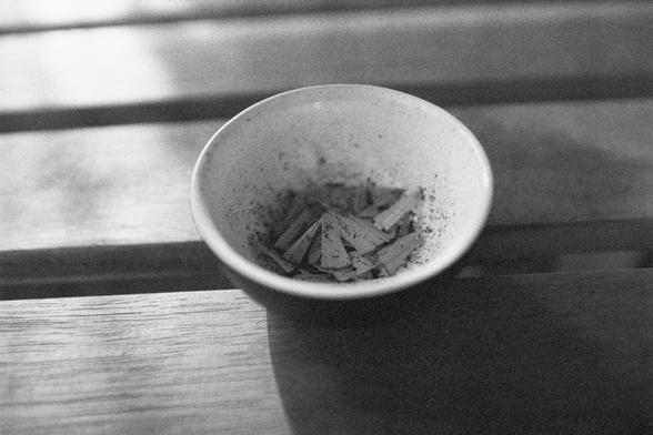 Ilford HP5 Plus 400 (FF)

English Alt Text: A black-and-white image of a white bowl filled with thin, triangular wood or bark fragments, along with fine dust particles. The bowl sits on a wooden surface. The monochrome tone emphasizes texture and contrast, giving the scene a rustic, artistic feel. No text is visible in the image.

中文替代文字： 这是一张黑白照片，画面中一个白色碗里装着细小的三角形木片或树皮碎片，还有一些细微的粉尘。碗放在木质表面上。黑白色调突出了材质的纹理和对比，营造出一种质朴而艺术的氛围。图中没有任何文字。