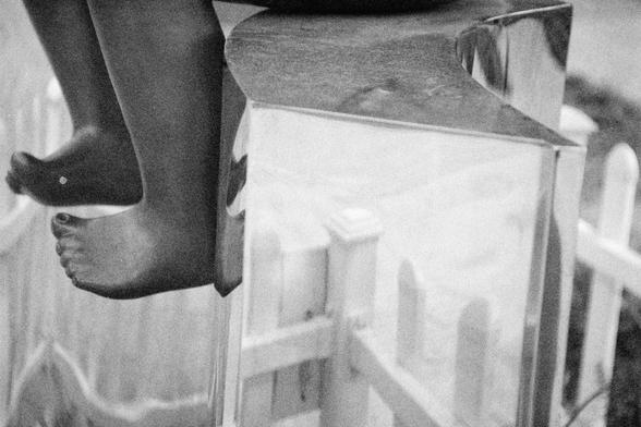 Ilford HP5 Plus 400 (FF)

English Alt Text: A stone sculpture of feet sitting on a reflective object, showing the reflections of a wooden fence.

中文替代文字：一双脚的石雕，坐在一个有反射的物体上，物体里是木栅的反射。