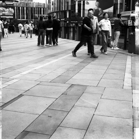 Lucky SHD 400 (6x6)

English Alt Text: A black-and-white street scene in a busy commercial area. People walk in various directions on a tiled pedestrian walkway. Modern buildings with glass facades and commercial signs surround the area. In the background, a large billboard shows a person and some text. The image captures the energy of urban life, with movement, architecture, and advertising blending into a dynamic cityscape.

中文替代文本：
这是一张黑白街景照片，拍摄于繁忙的商业区。人们在铺有砖块的人行道上四处走动。周围是现代玻璃幕墙建筑，挂有各类商业招牌。背…