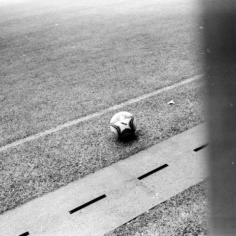 Lucky SHD 400 (6x6)

English Alt Text:
A black-and-white photo features a soccer ball resting near the sideline of an artificial turf field. The ball is positioned close to a drainage or ventilation grate. The field’s textured surface contrasts with the smooth curves of the ball. The composition is minimalistic, evoking solitude and anticipation, as if waiting for a game to begin.
中文替代文字：
这是一张黑白照片，画面中一个足球静静地躺在人工草坪的边线附近，旁边是一个排水或通风格栅。草坪的纹理与球体的圆润形成对比。构图简洁，传达出一种孤独与等待的氛围，仿佛比赛即将开始。