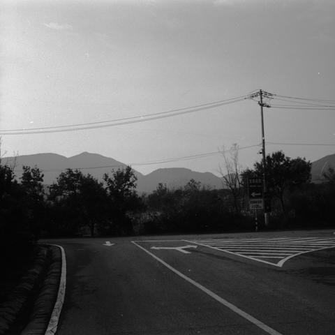 Lucky SHD 400 (6x6)

English Alt Text: A black and white image of a road intersection in a rural area. Directional arrows are painted on the road surface. Trees and bushes line the road, with mountains in the background. A utility pole and power lines cross the scene. A road sign in Chinese reads “Scenic Area Traffic,” “Please follow instructions,” and “Entrance,” with an arrow pointing left. The scene is quiet and orderly.

中文替代文本：
这是一张黑白照片，显示一个乡村地区的道路交叉口。路面上有指示交通方向的箭头。道路两旁是树木和灌木，背景中可见山脉。电线杆和电…