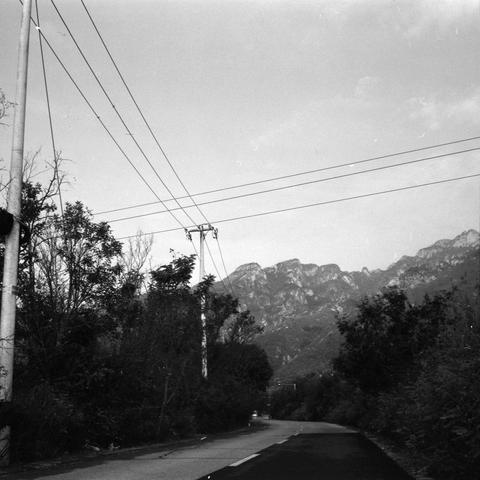Lucky SHD 400 (6x6)

English Alt Text: A black and white photo of a quiet rural road curving gently through dense vegetation. Utility poles with overhead power lines line the road, creating geometric contrast with the natural surroundings. In the distance, rugged mountains rise under a clear sky. The road disappears into the horizon, evoking a sense of solitude and depth. No vehicles or people are present.

中文替代文本：
这是一张黑白照片，展示一条宁静的乡村道路在茂密植被中缓缓弯曲。道路两旁有电线杆和高架电线，与自然景观形成几何对比。远处是崎岖的山脉，天空晴朗。道路延伸至远方，营…